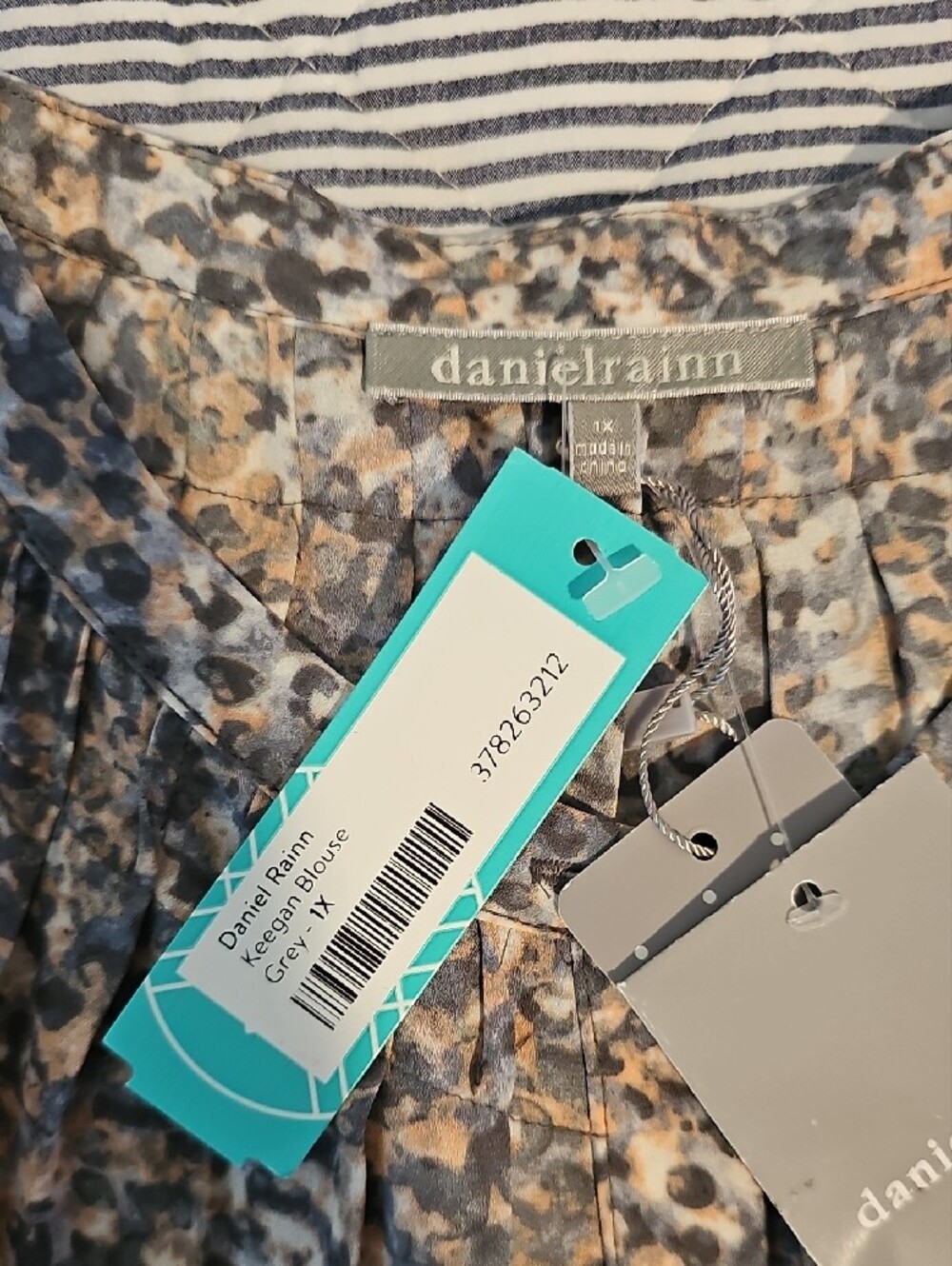 Daniel Rainn Beige and Gray Speckled Cap-Sleeve V-Neck Blouse - Picture 3 of 4